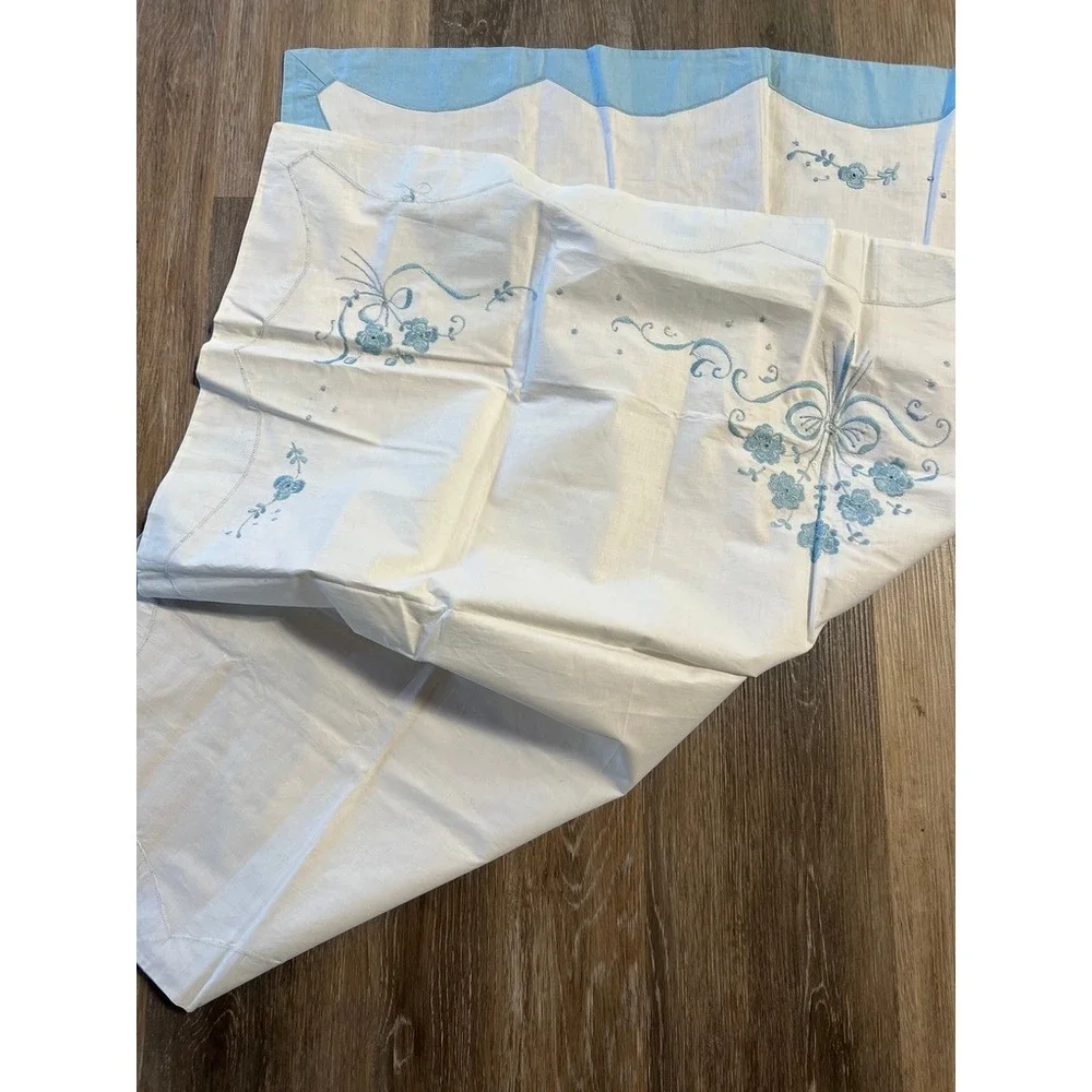 Vintage Floral Embroidered Tablecloth 42x34